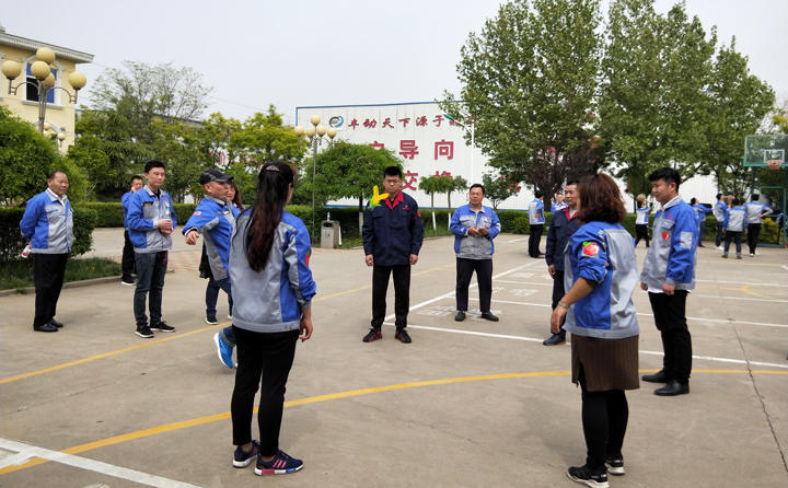 踢毽子比賽讓我們見識到團結(jié)協(xié)作、堅持不懈的運動精神，各隊在場上展開激烈比拼，隊員們沉著應(yīng)戰(zhàn)、默契配合、快速傳遞