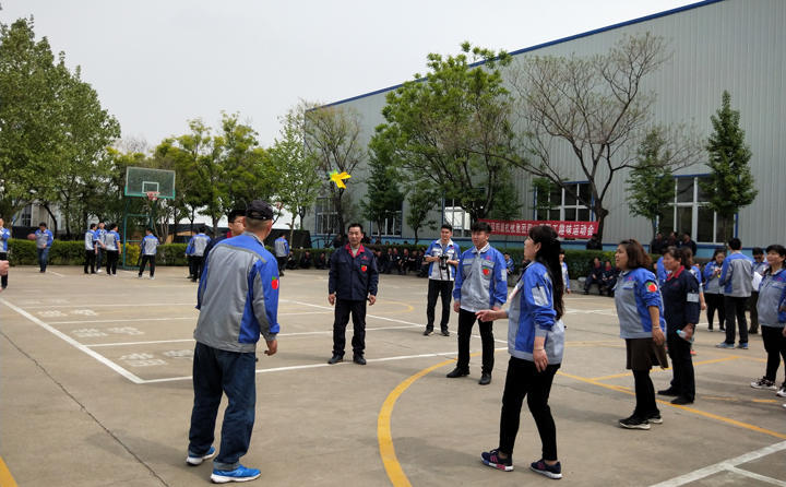 踢毽子比賽讓我們見識到團結(jié)協(xié)作、堅持不懈的運動精神，各隊在場上展開激烈比拼，隊員們沉著應(yīng)戰(zhàn)、默契配合、快速傳遞