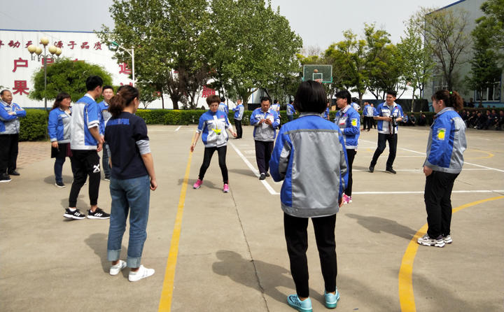 踢毽子比賽讓我們見識到團結(jié)協(xié)作、堅持不懈的運動精神，各隊在場上展開激烈比拼，隊員們沉著應(yīng)戰(zhàn)、默契配合、快速傳遞