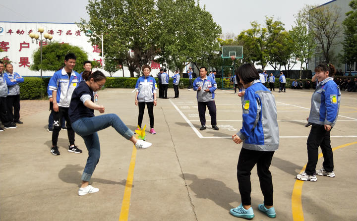 踢毽子比賽讓我們見識到團結(jié)協(xié)作、堅持不懈的運動精神，各隊在場上展開激烈比拼，隊員們沉著應(yīng)戰(zhàn)、默契配合、快速傳遞