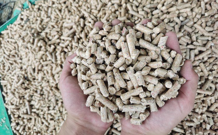 秸稈顆粒機械設備把秸稈加工為生物質顆粒燃料，然后再賣給農戶，實現了“變廢為寶”的新理念